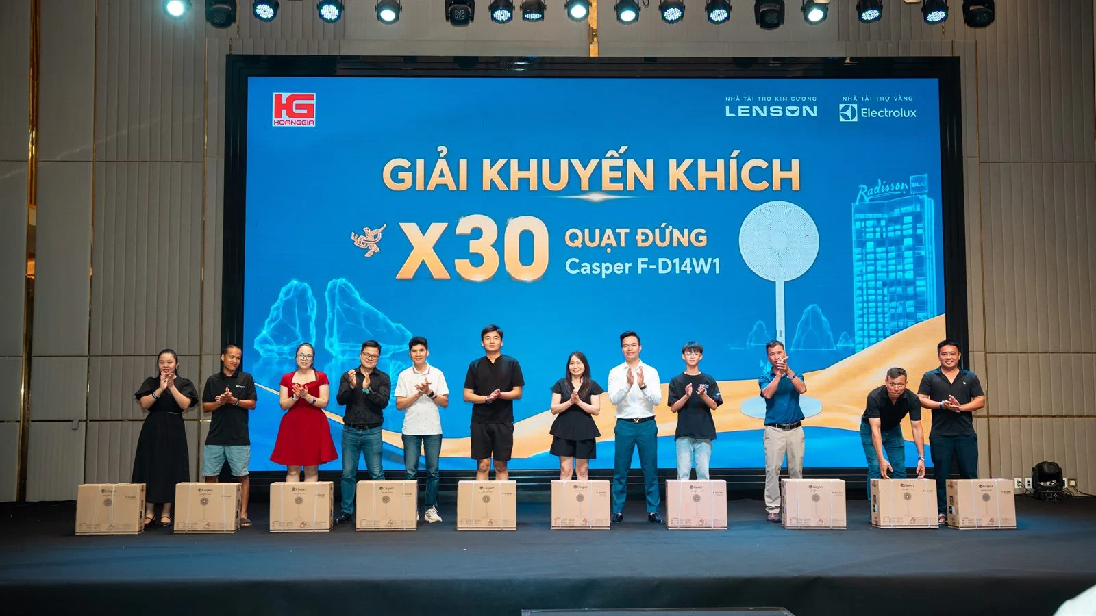 Vinh danh giải khuyến khích tại hội nghị NPP Hoàng Gia