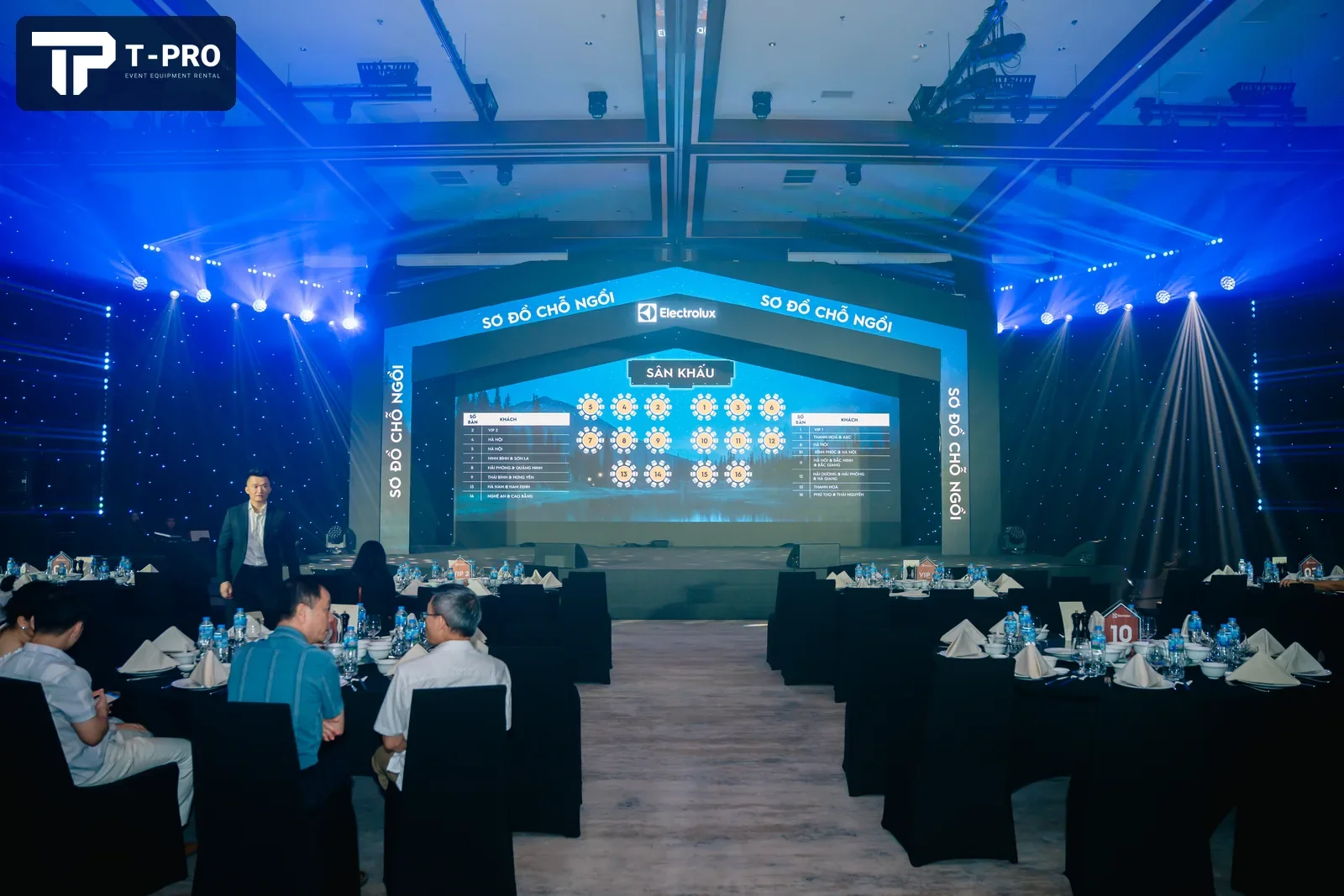 Sân khấu và màn hình LED trong hội nghị khách hàng