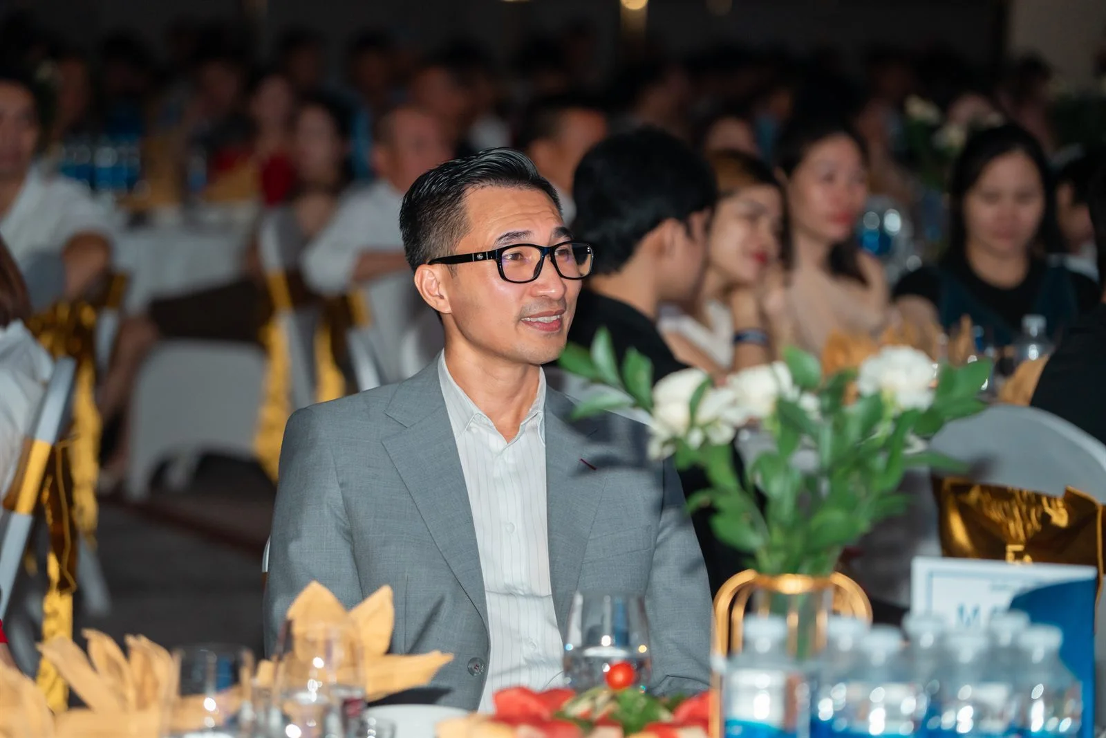 Khách mời theo dõi chương trình hội nghị NPP Hoàng Gia