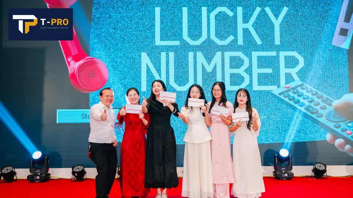 Đồng bộ hiệu lệnh với MC, nhạc v&agrave; &aacute;nh s&aacute;ng