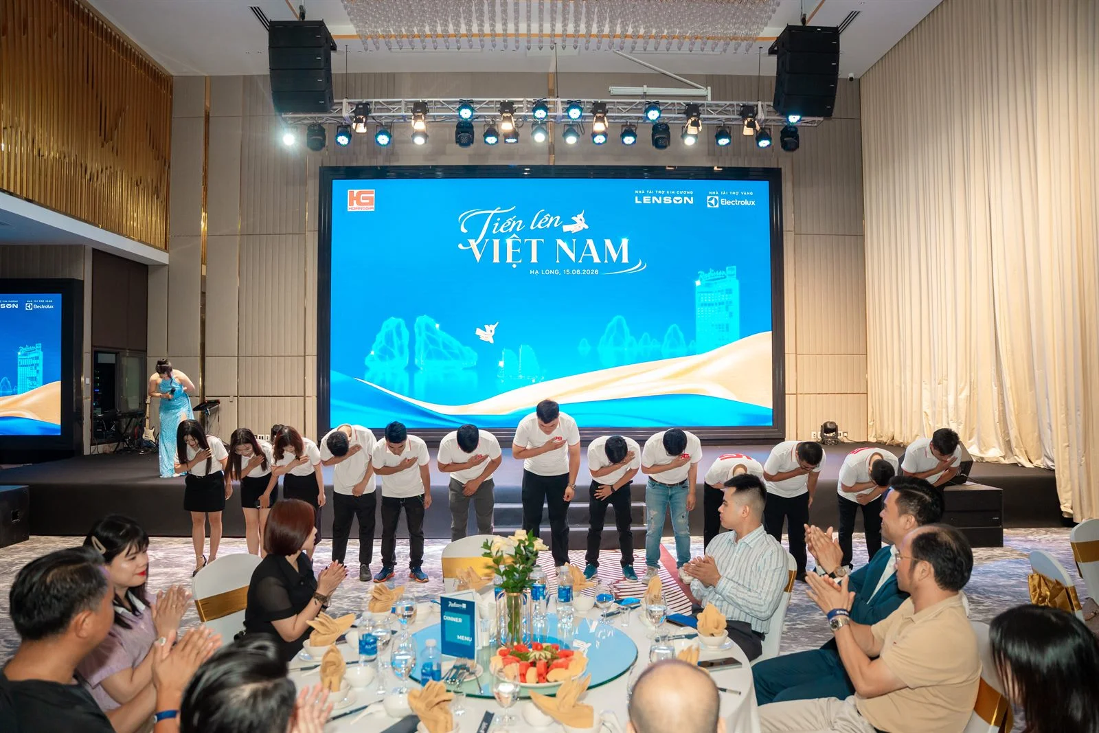 Toàn cảnh sân khấu hội nghị NPP Hoàng Gia Tiến lên Việt Nam 2026 tại Hạ Long