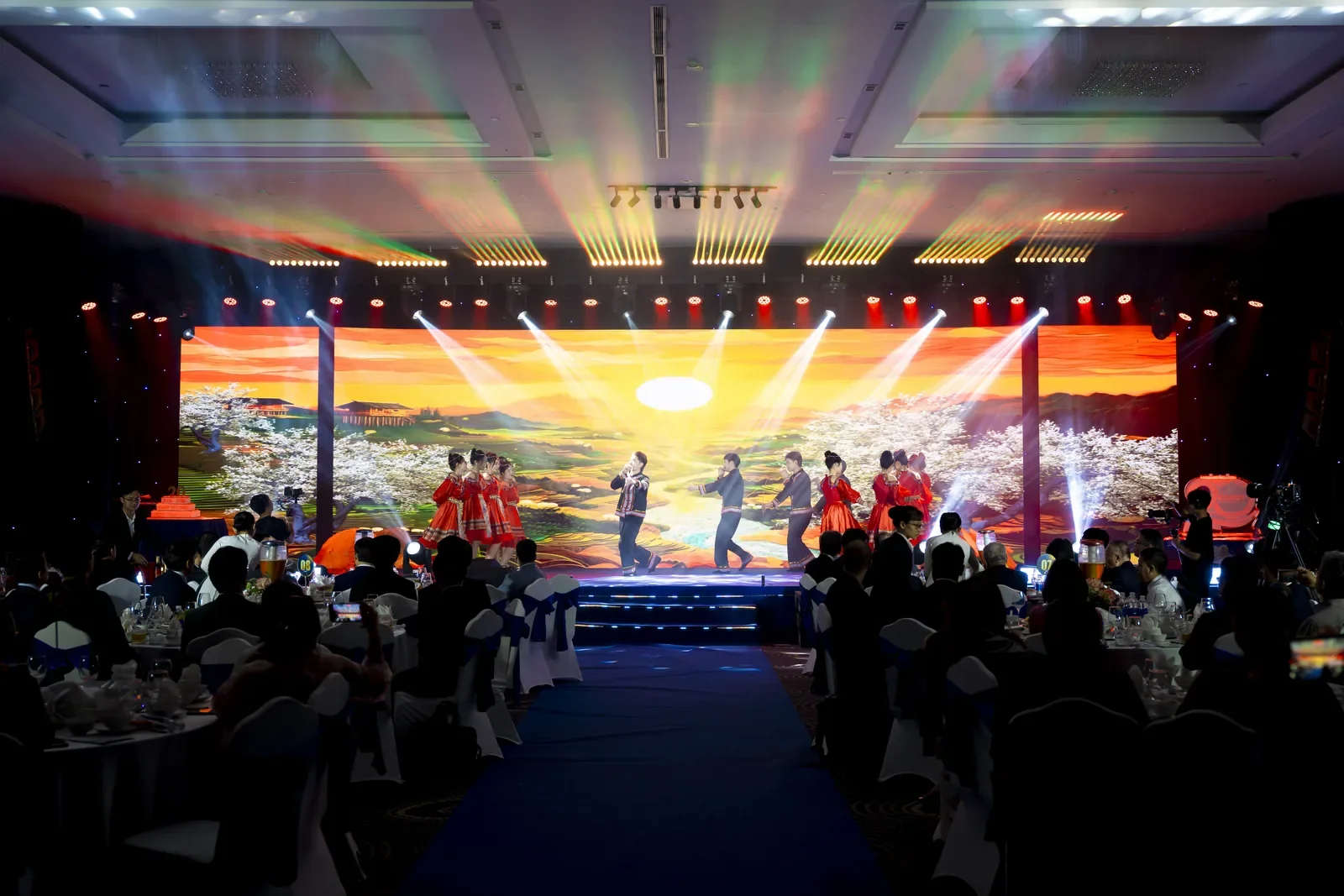 Tiết mục biểu diễn với hiệu ứng ánh sáng tại sự kiện EXEDY
