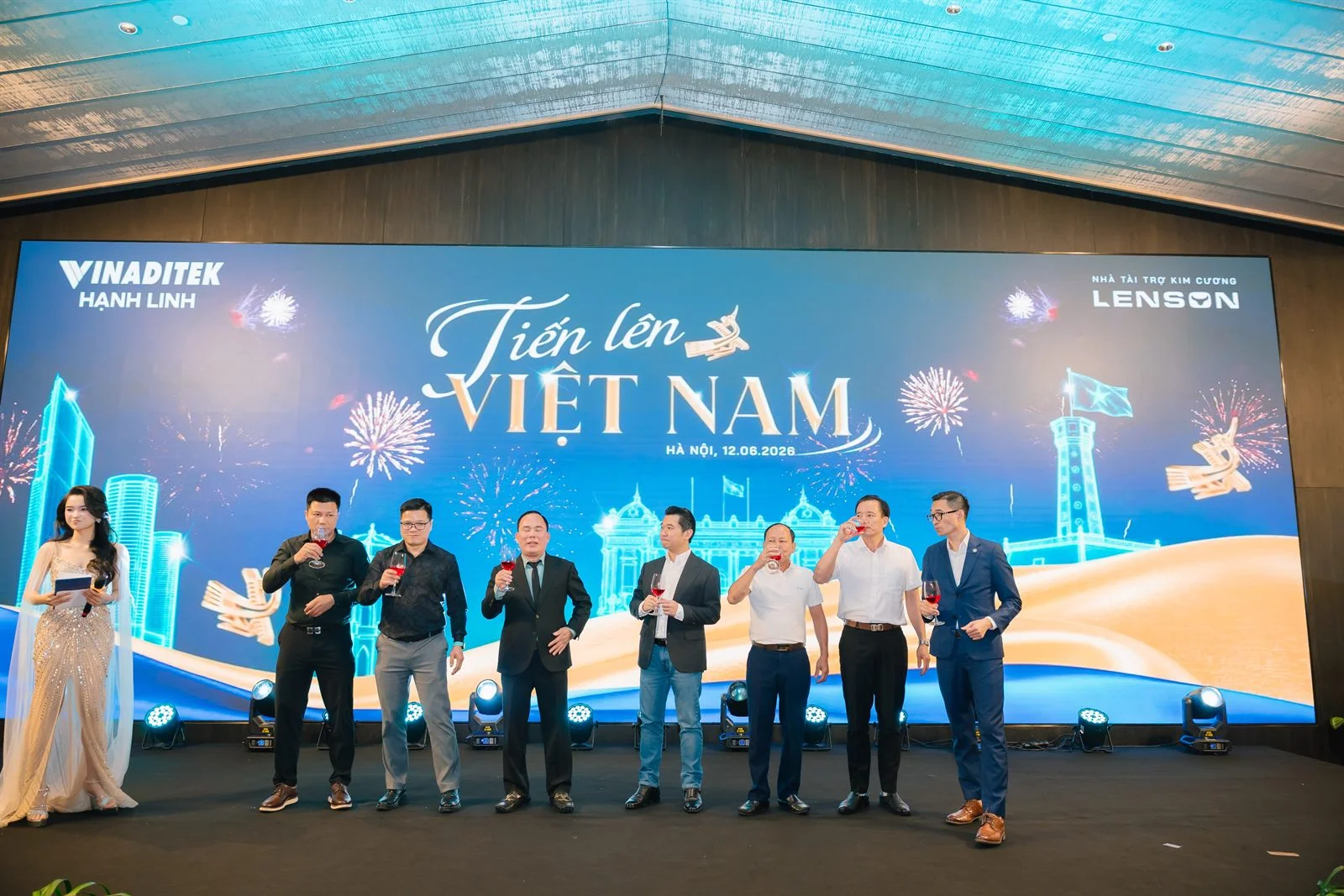 Đại diện khách mời trên sân khấu hội nghị NPP Vinaditek Hạnh Linh