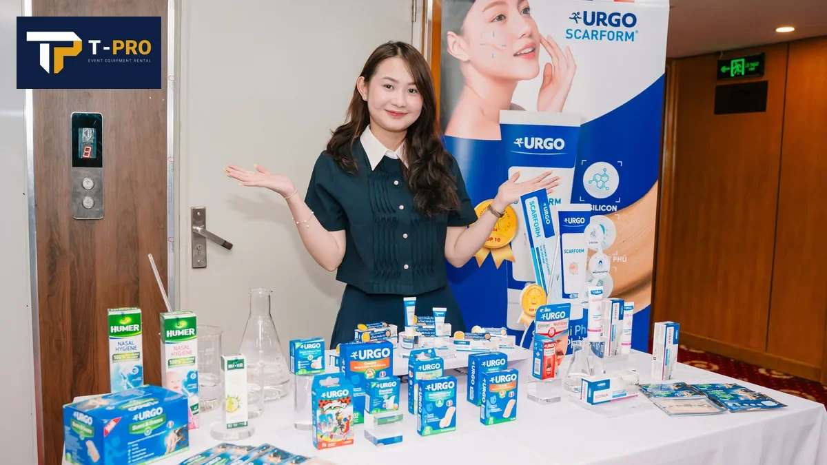 Khu vực trưng b&agrave;y sản phẩm chăm s&oacute;c vết thương URGO tại hội thảo
