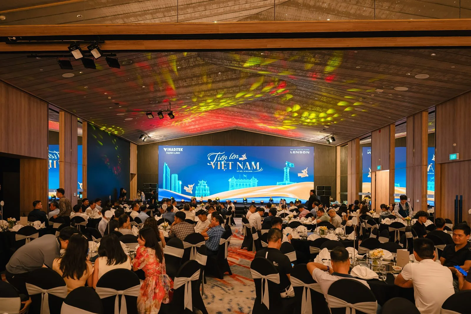 Toàn cảnh khán phòng hội nghị Vinaditek Hạnh Linh tại Pan Pacific Hà Nội