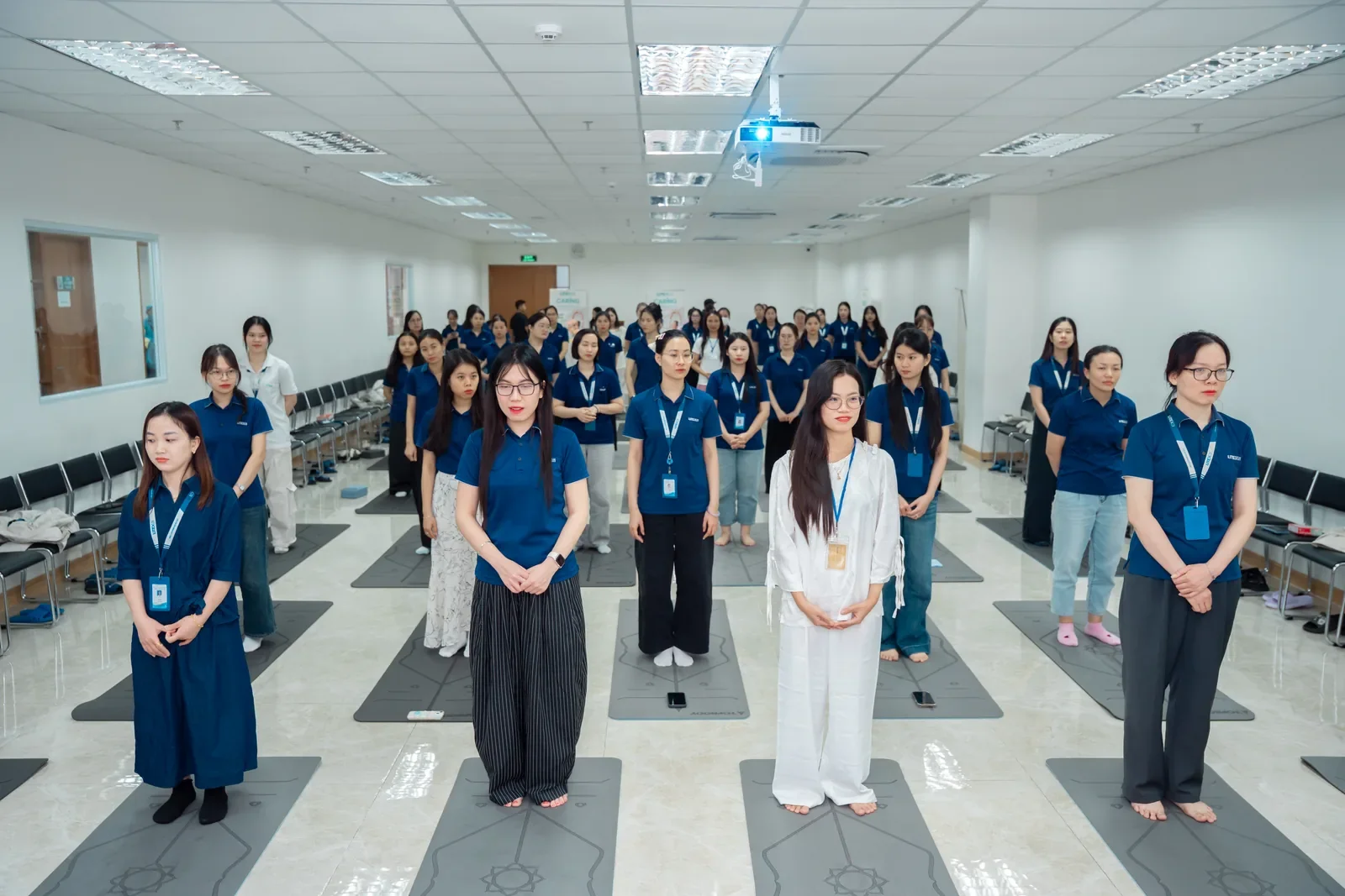 Huấn luyện viên tương tác cùng người tham gia Workshop Yoga
