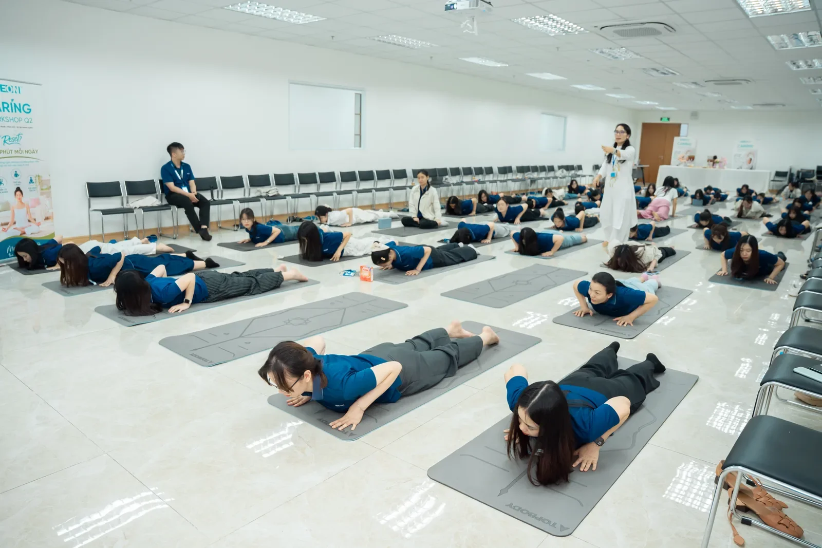 Bài tập yoga trên thảm trong không gian workshop