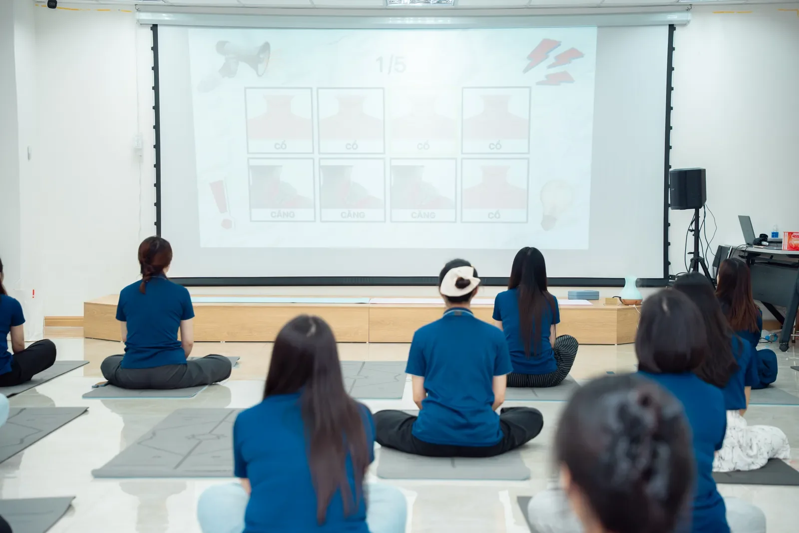 Huấn luyện viên hướng dẫn nội dung Workshop Yoga LITEON