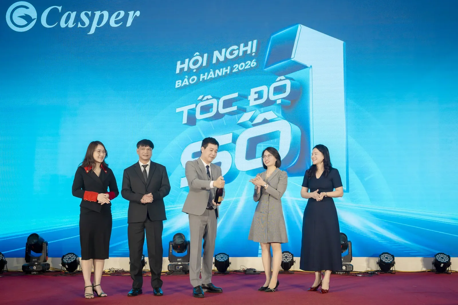 Ảnh tập thể tr&ecirc;n s&acirc;n khấu Hội nghị bảo h&agrave;nh Casper miền Bắc
