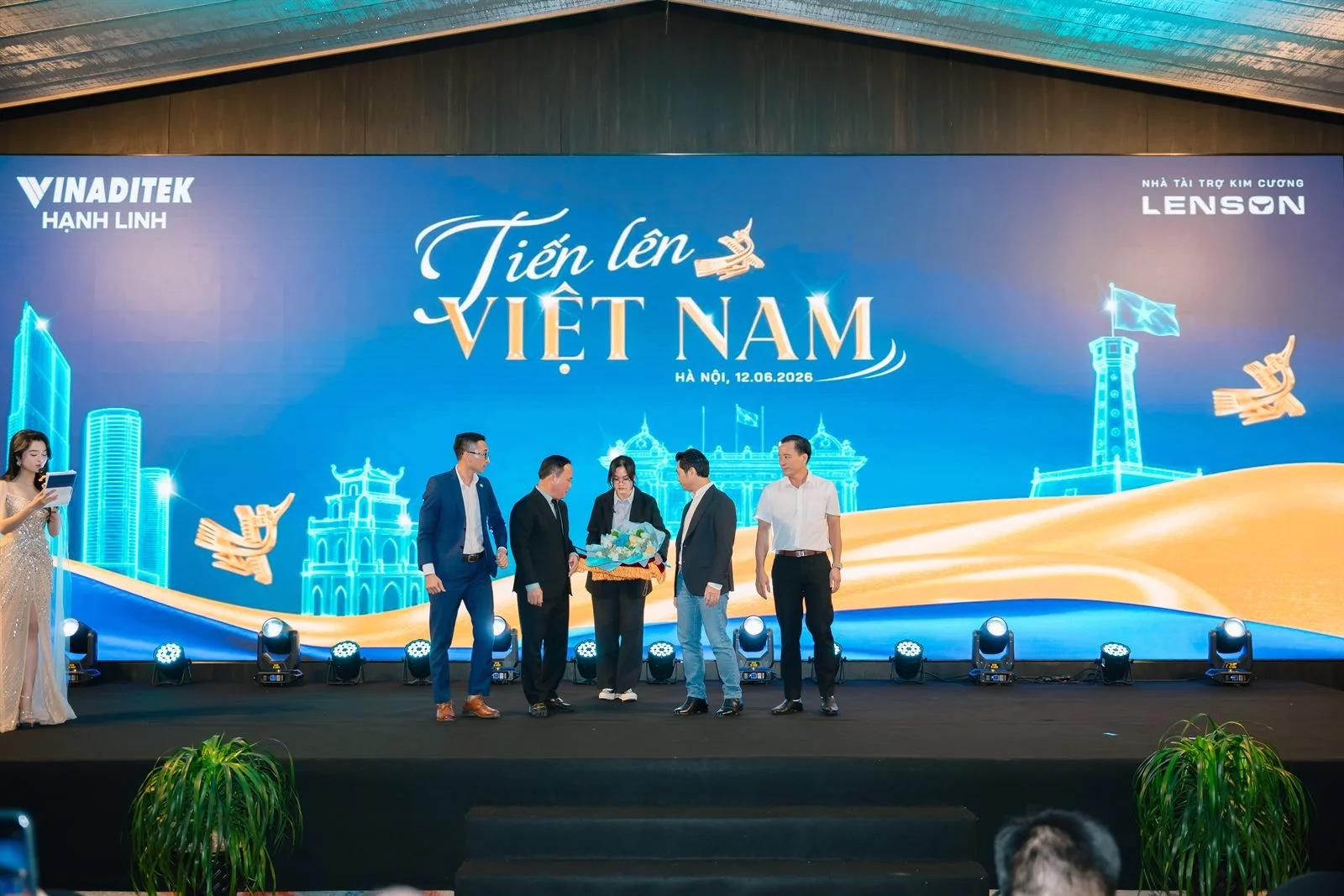 Khoảnh khắc vinh danh trên sân khấu hội nghị Vinaditek Hạnh Linh