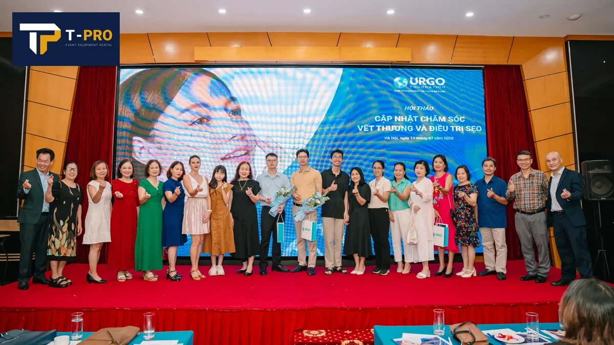 Đại biểu v&agrave; kh&aacute;ch mời chụp ảnh lưu niệm tại hội thảo URGO 2025