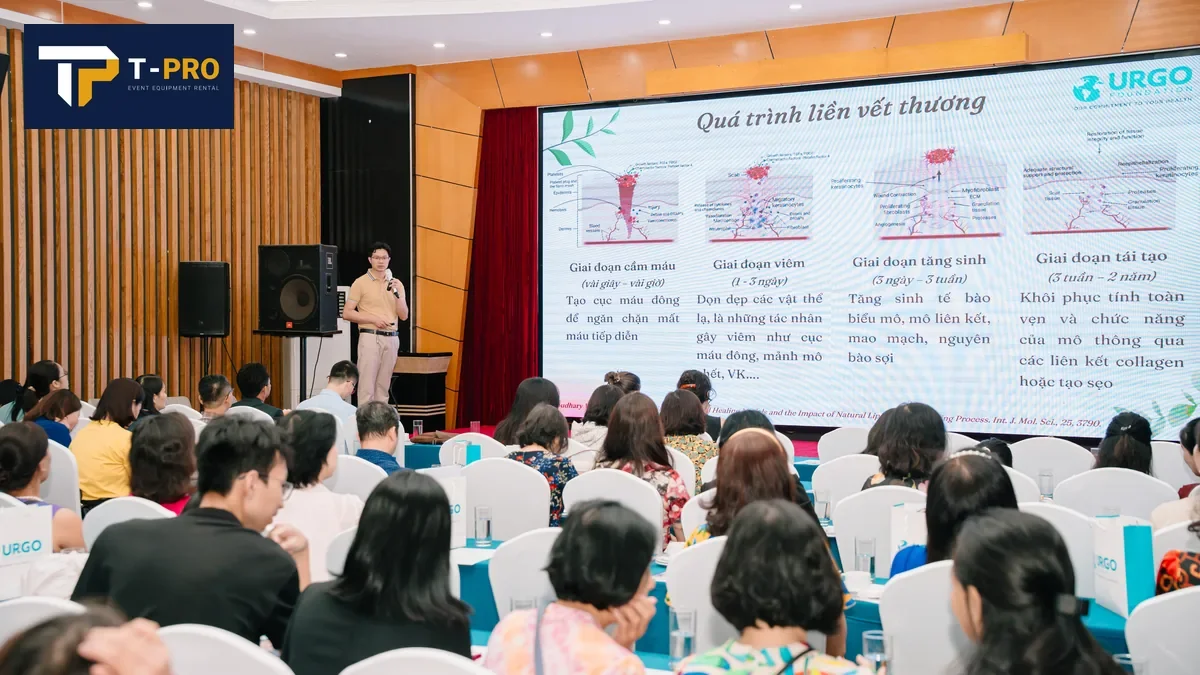 To&agrave;n cảnh hội trường hội thảo URGO với s&acirc;n khấu v&agrave; m&agrave;n h&igrave;nh tr&igrave;nh chiếu