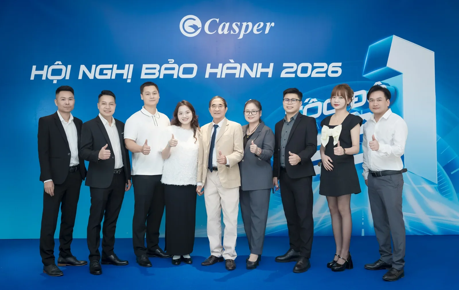 Kh&aacute;ch mời chụp ảnh với s&acirc;n khấu Hội nghị bảo h&agrave;nh Casper