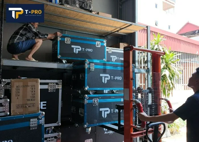 Việc đưa thiết bị đến địa điểm cần được phối hợp với lịch lắp đặt và nhân sự.