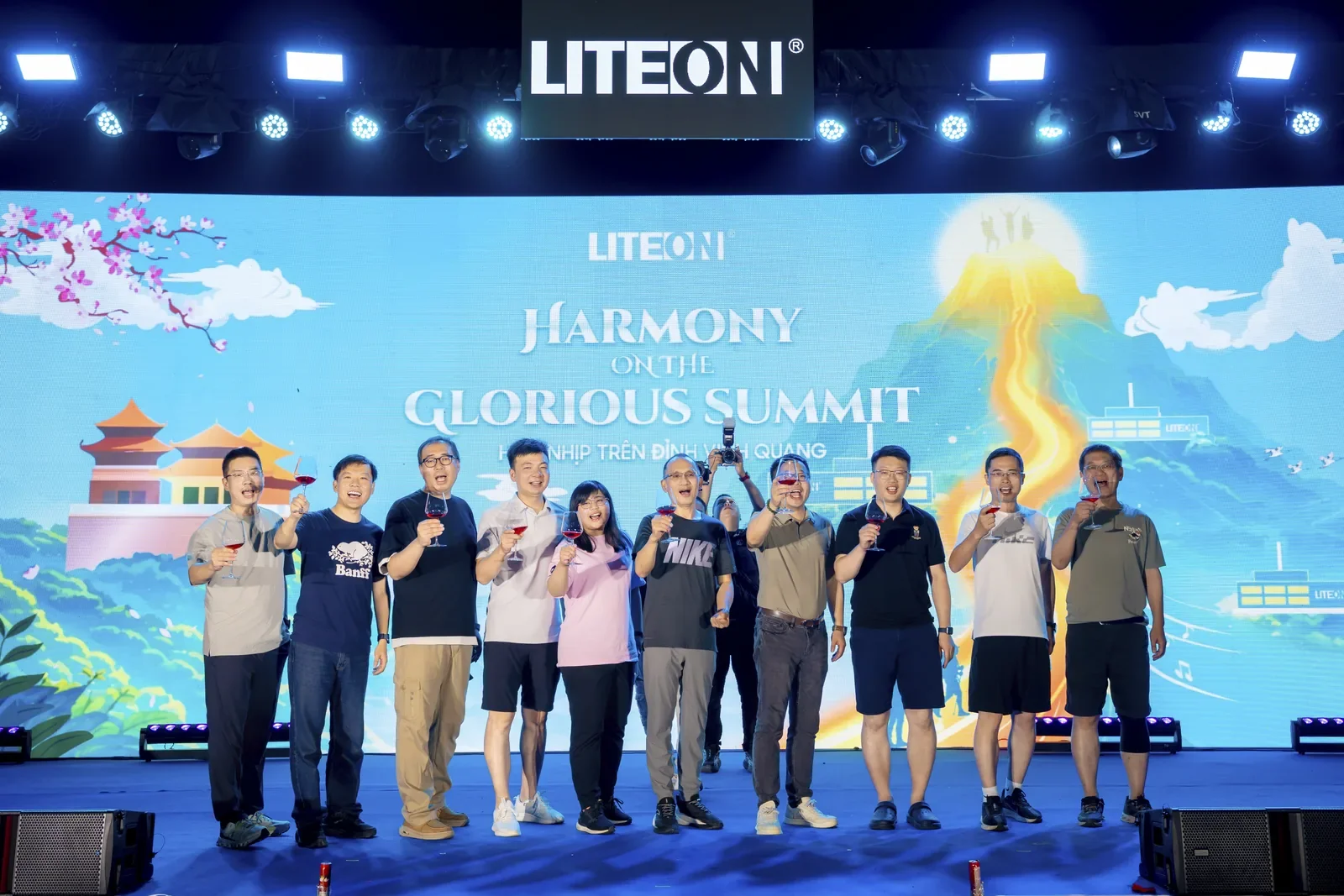 Khoảnh khắc vinh danh tập thể trên sân khấu LITEON