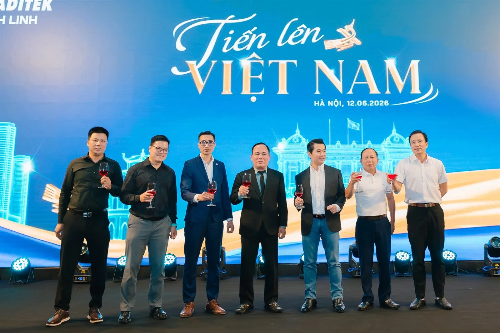 Khoảnh khắc kết nối trên sân khấu hội nghị Vinaditek Hạnh Linh