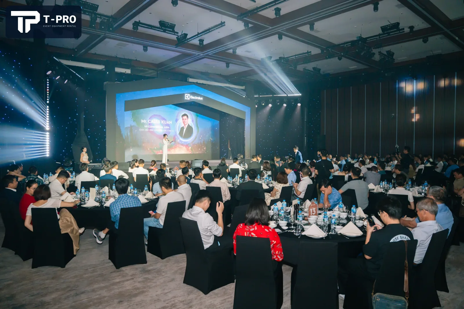 Toàn cảnh hội nghị khách hàng đông người trong ballroom