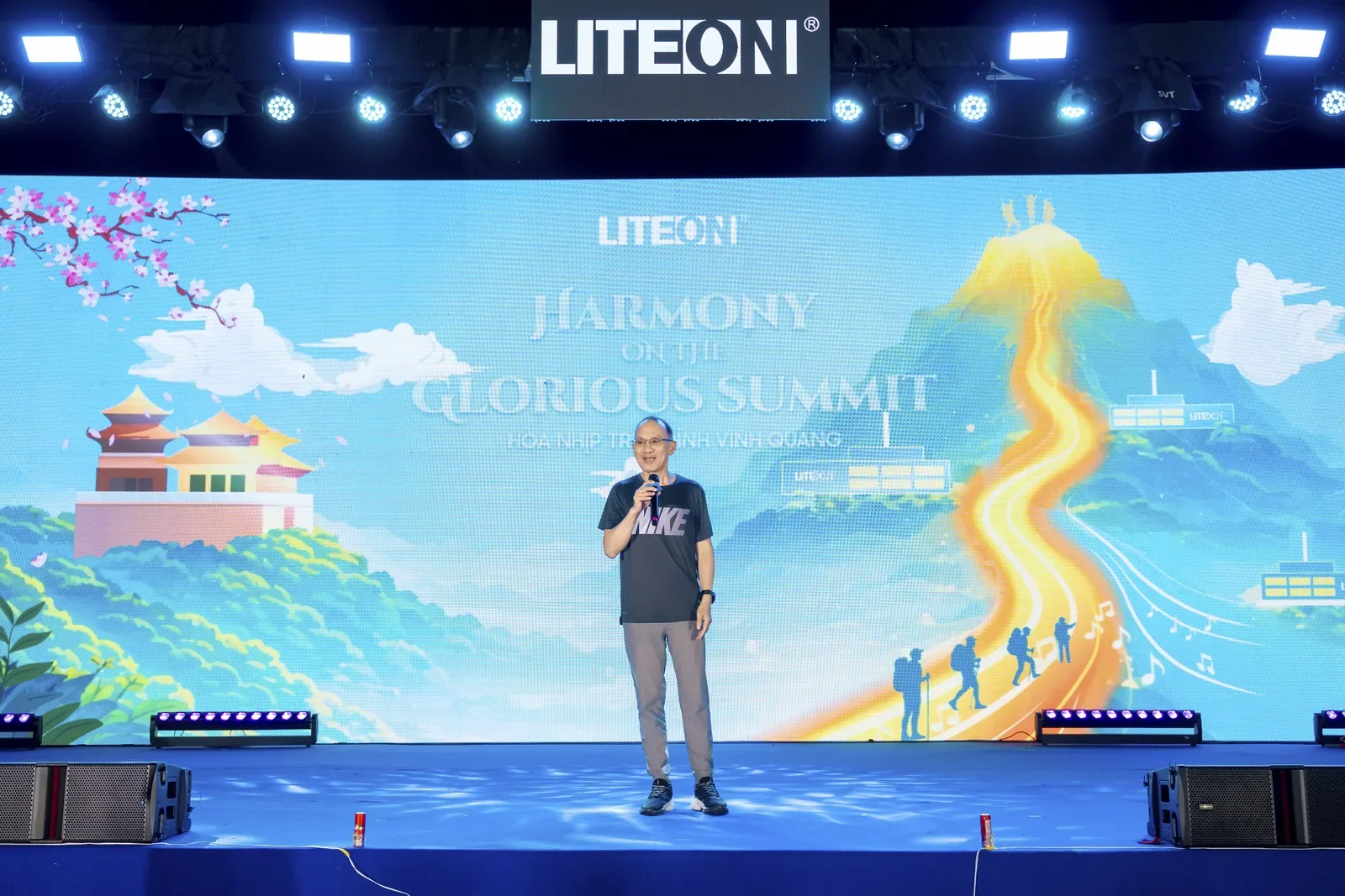 Đại diện LITEON phát biểu trên sân khấu Glorious Summit