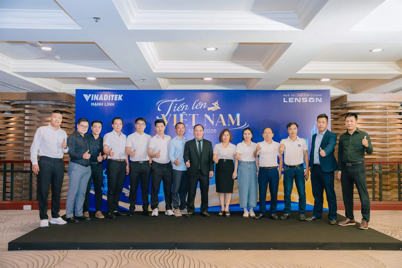 Khách mời chụp ảnh tại hội nghị NPP Vinaditek Hạnh Linh