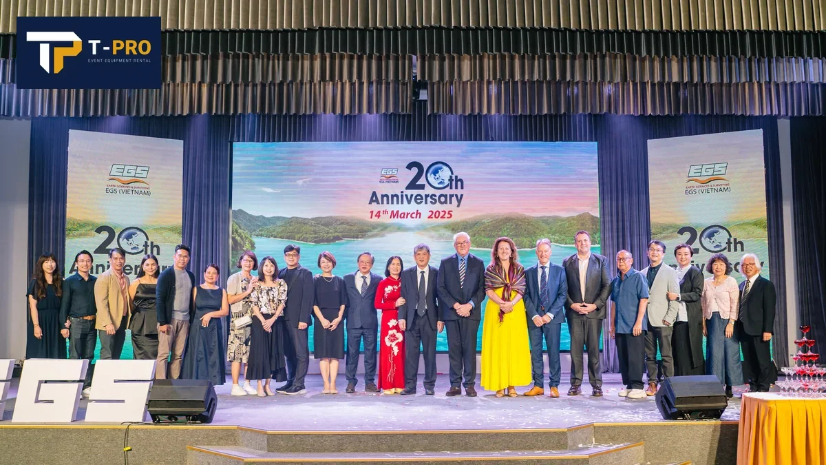 Ban lãnh đạo và khách mời chụp ảnh trên sân khấu EGS 20th Anniversary