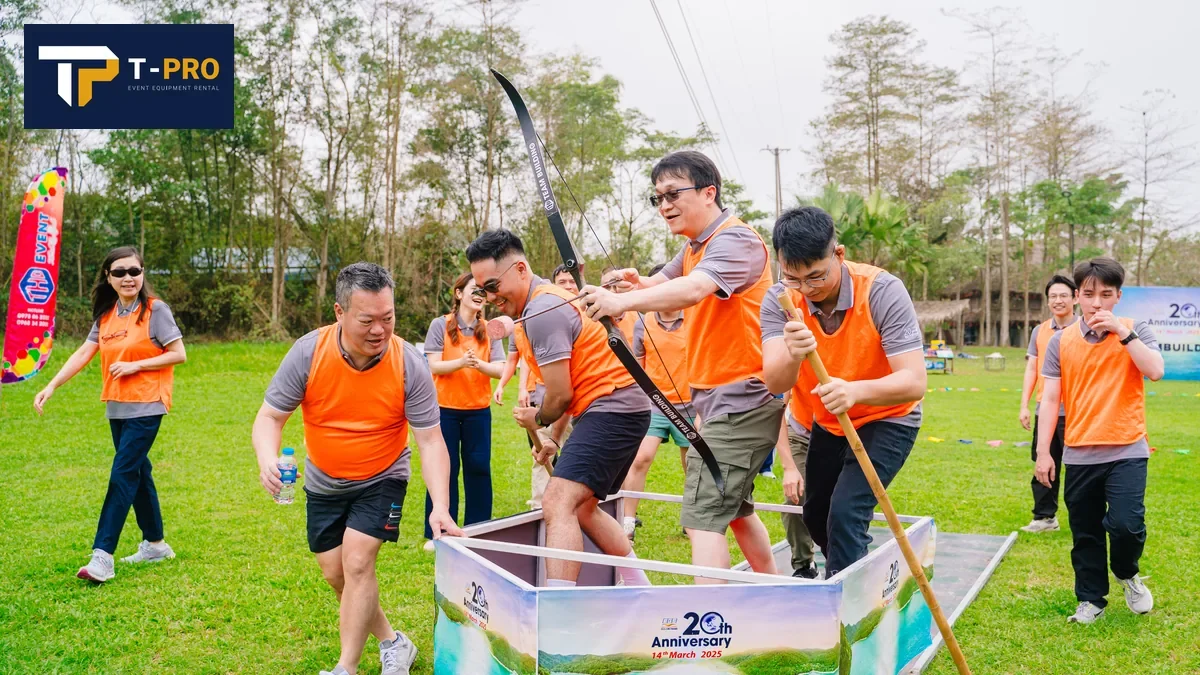 Các thành viên EGS phối hợp vượt thử thách team building ngoài trời