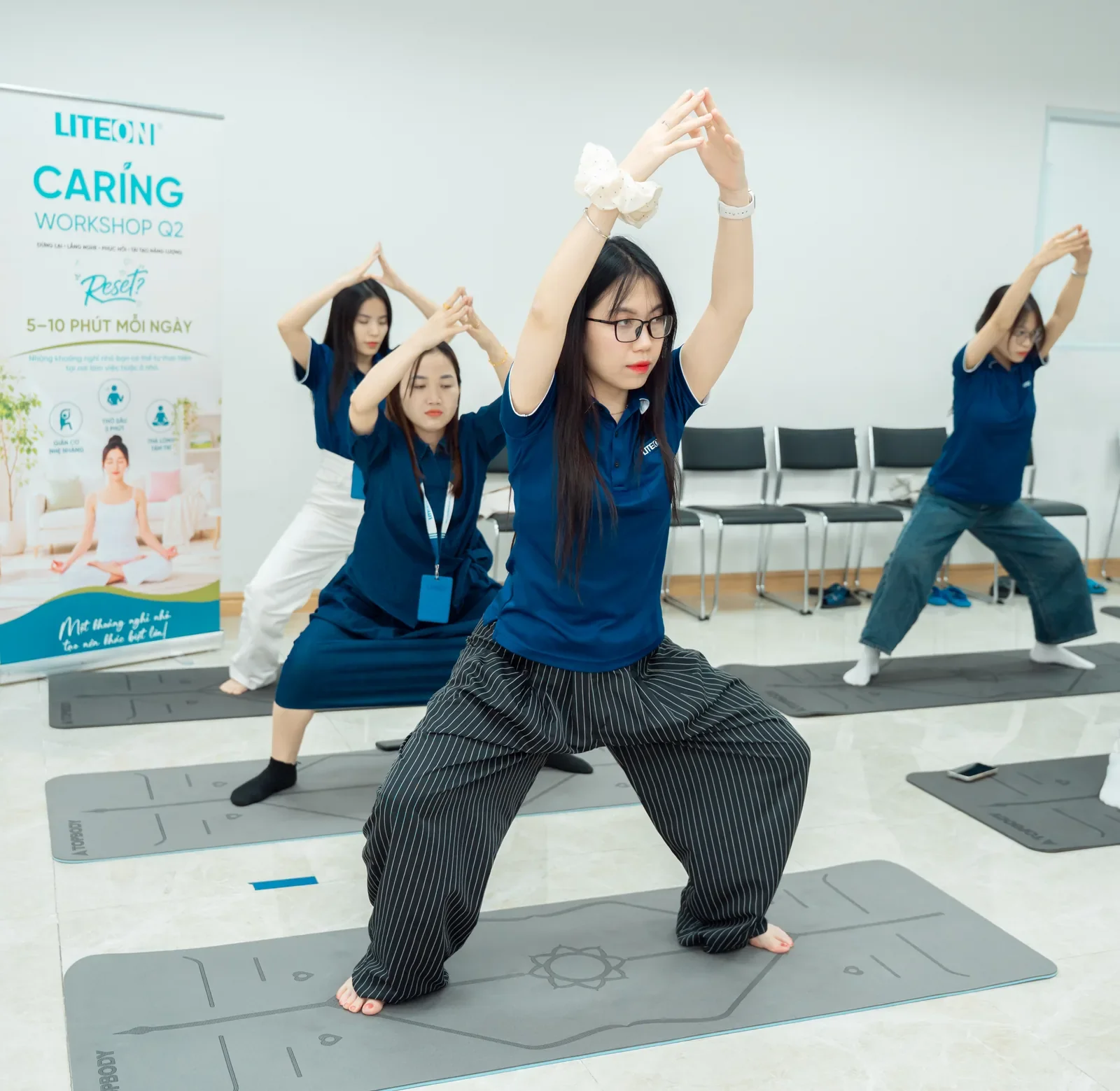 Nhân viên LITEON thực hành chuỗi động tác đứng
