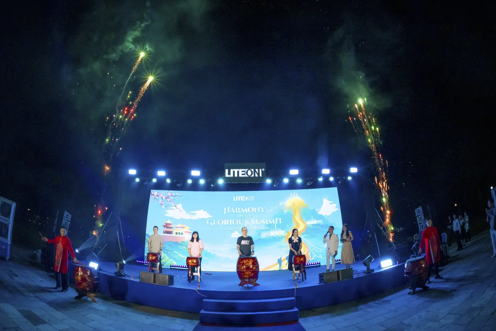 Ánh sáng sân khấu trong đêm gala LITEON 2026