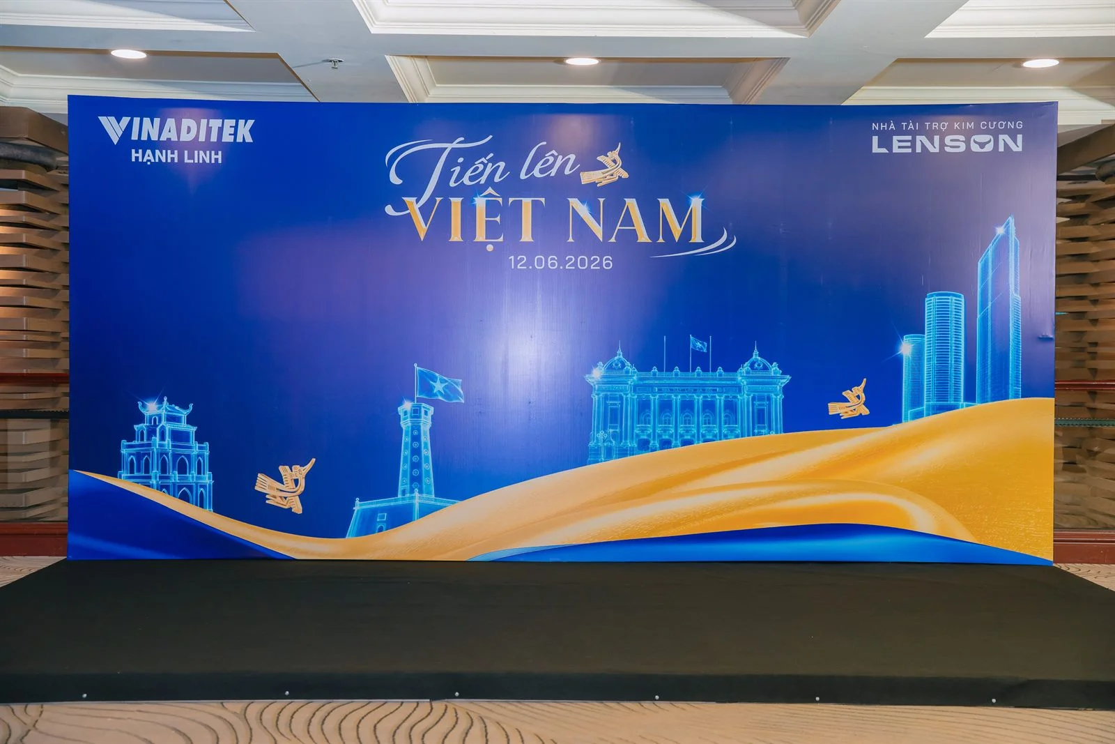 Khu vực chụp ảnh hội nghị Vinaditek Hạnh Linh với chủ đề Tiến lên Việt Nam