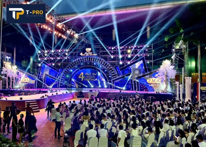anh-sang-va-truss-duoc-bo-tri-phu-hop-voi-san-khau-gala-dinner