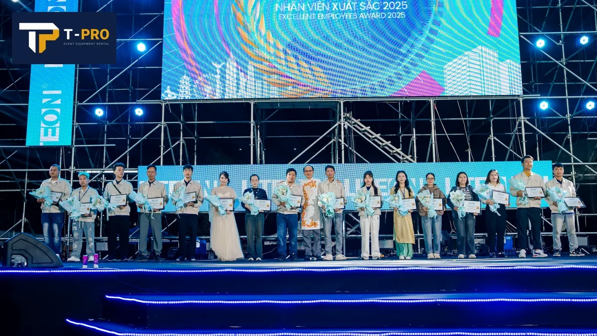 Khoảnh khắc vinh danh nh&acirc;n sự tr&ecirc;n s&acirc;n khấu LITEON YEAR END PARTY 2025 - 2026