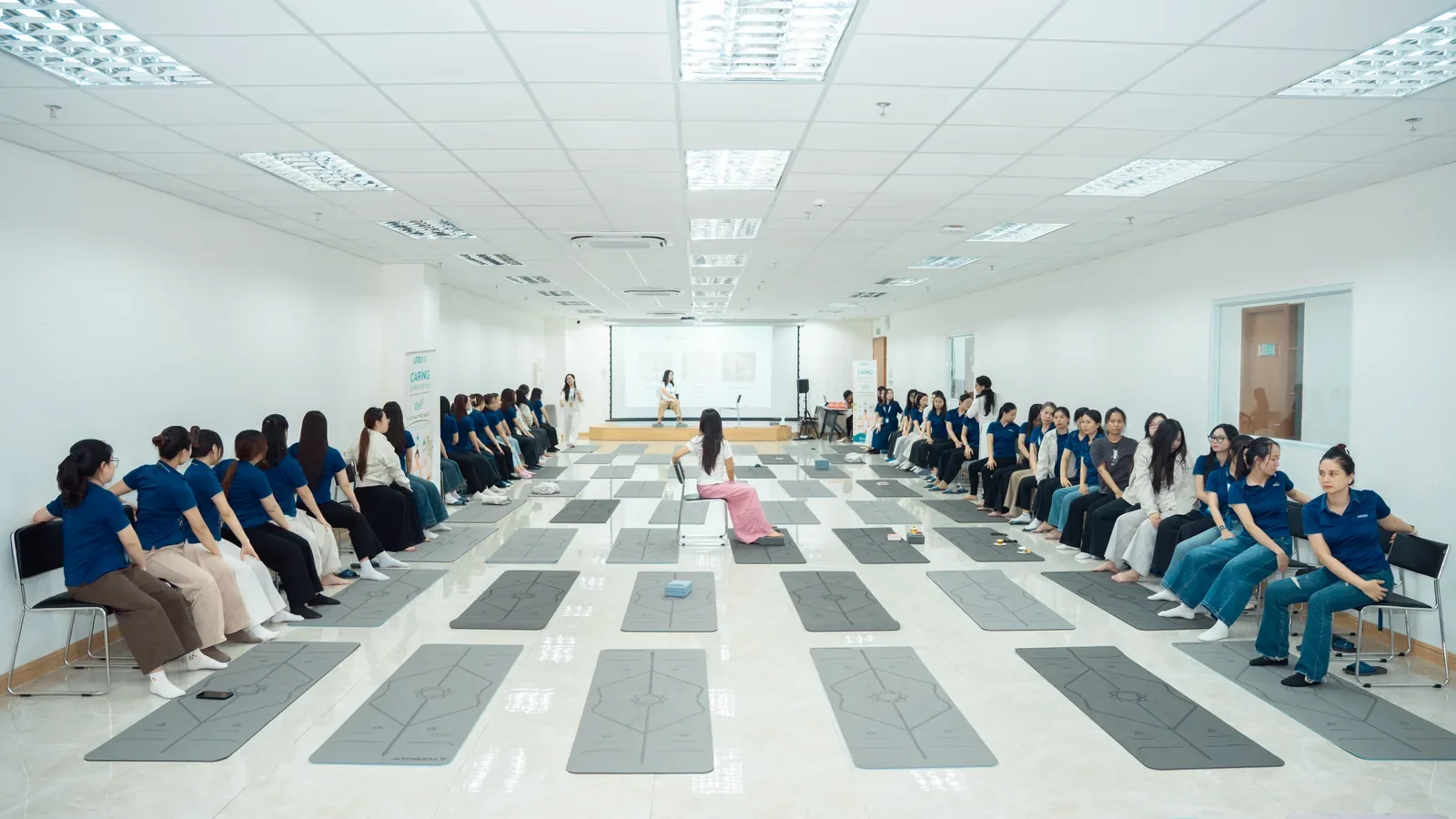 Toàn cảnh lớp yoga nội bộ dành cho nhân viên LITEON