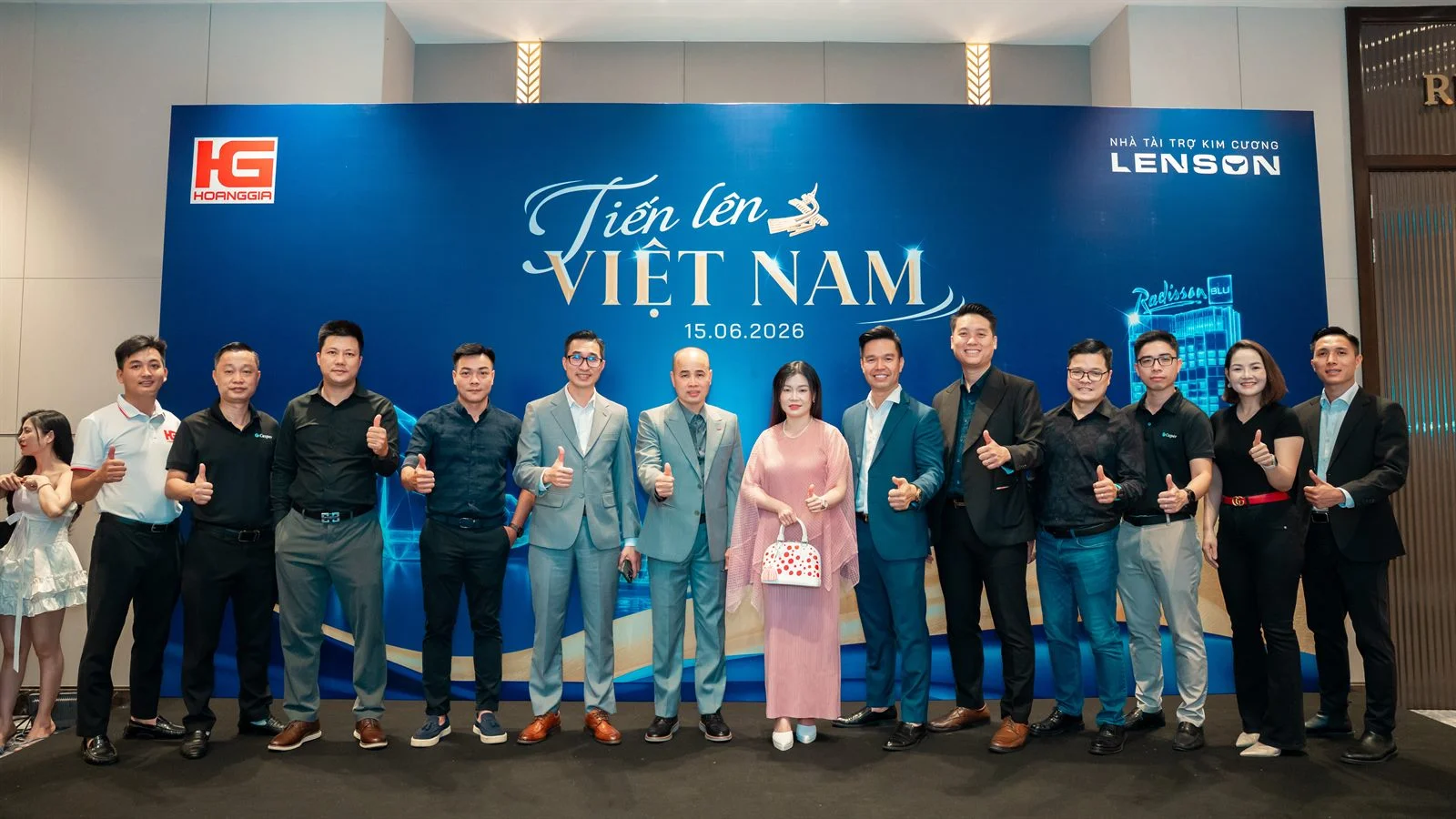 Ảnh tập thể tại sân khấu hội nghị NPP Hoàng Gia
