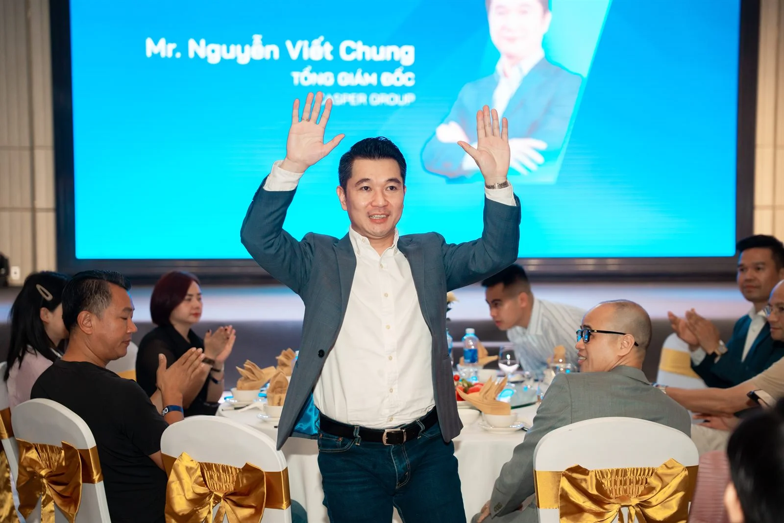 Hoạt động tương tác trên sân khấu hội nghị NPP Hoàng Gia