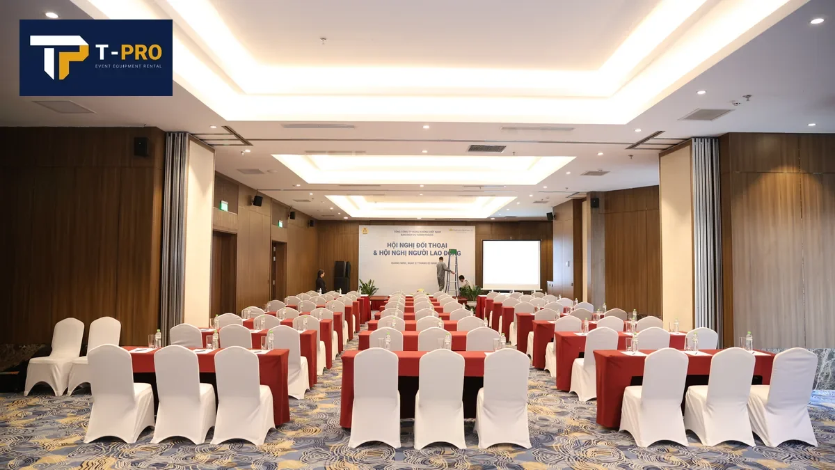 Bàn ghế hội nghị được bố trí thẳng hàng trước giờ đón khách