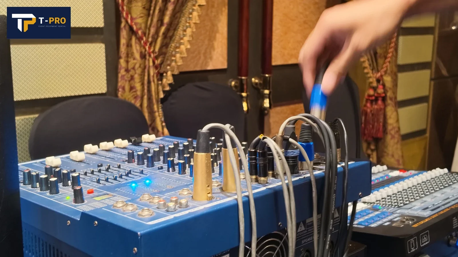 Cận cảnh b&agrave;n mixer với c&aacute;c n&uacute;t điều chỉnh v&agrave; d&acirc;y kết nối trong l&uacute;c chuẩn bị thiết bị.