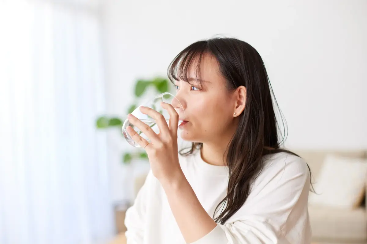 Uống nước sau khi đi bơi giúp cân bằng hệ vi sinh vùng kín